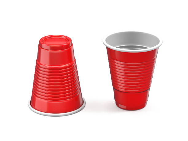 dois copos de plástico vermelho 3d - product shot - fotografias e filmes do acervo