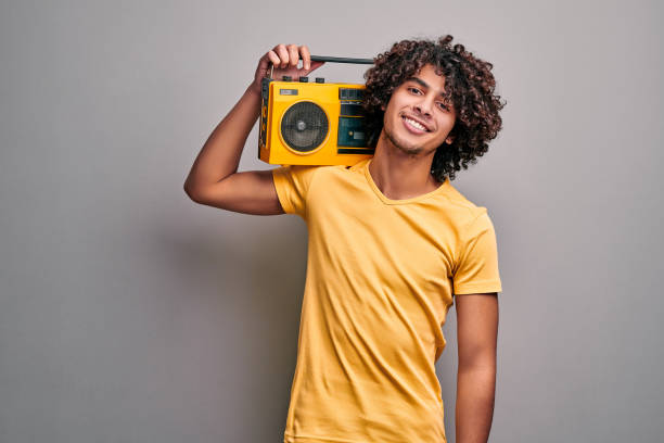 étudiant arabe listenig musique rétro sur le joueur de cru - beat box photos et images de collection