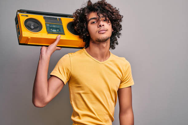 amateur de musique d’étudiant avec le lecteur stéréo rétro jaune de bande - beat box photos et images de collection