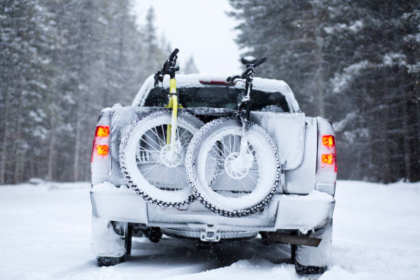 gros vélos dans le camion pendant la tempête de neige - mountain cycling bicycle tire photos et images de collection