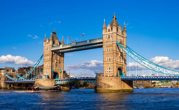 pont de tour de londres à travers la tamise - thames river london england blue city photos et images de collection