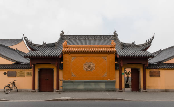 eingang zum sanguan tang oder tempel, einem buddhistischen nonnentempel oder kloster - shanghai temple door china stock-fotos und bilder