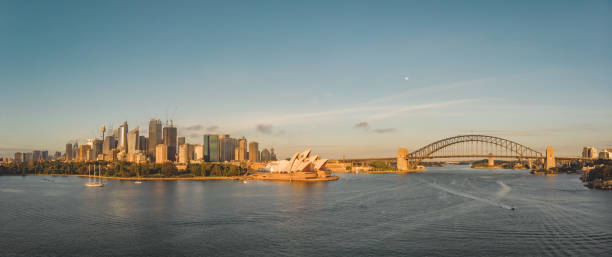 drohnenantenne der ikonischen skyline von sydney mit opernhaus und harbour bridge im morgenlicht - sydney australia australia sydney opera house skyline stock-fotos und bilder
