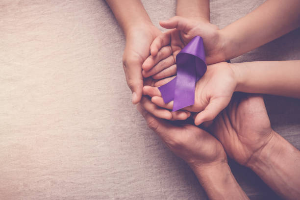 紫色のリボンを持つ大人と子供の手, アルツハイマー病, 膵臓癌, てんかん意識, 世界癌の日 - domestic violence ストックフォトと画像