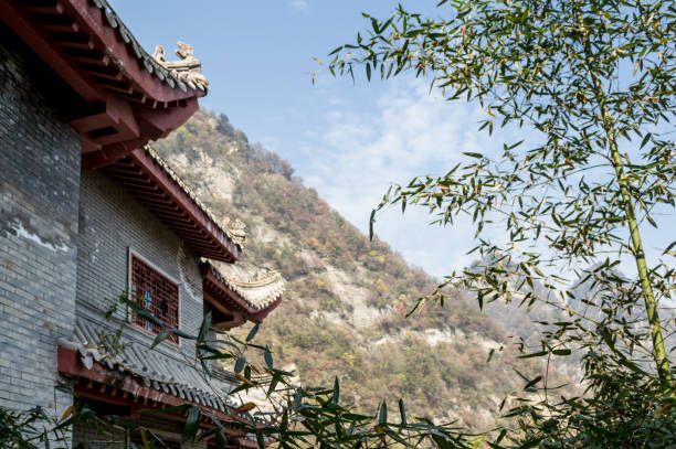 山の中の家、武当山、中国。 - wudangshan ストックフォトと画像