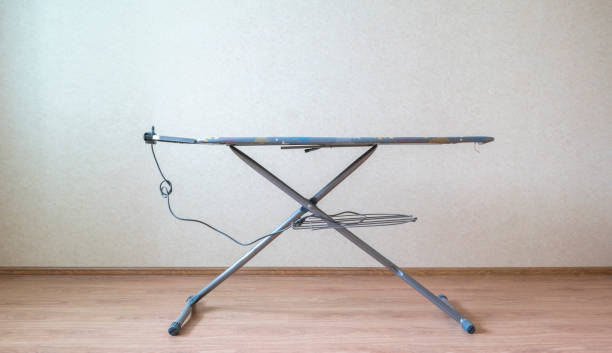 벽에 대 한 집에서 빈 간단한 철 판, 집안일 세탁 가정 개념 - iron table 뉴스 사진 이미지