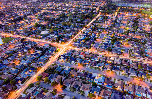 casas por la noche en orange county - housing development development residential district aerial view fotografías e imágenes de stock