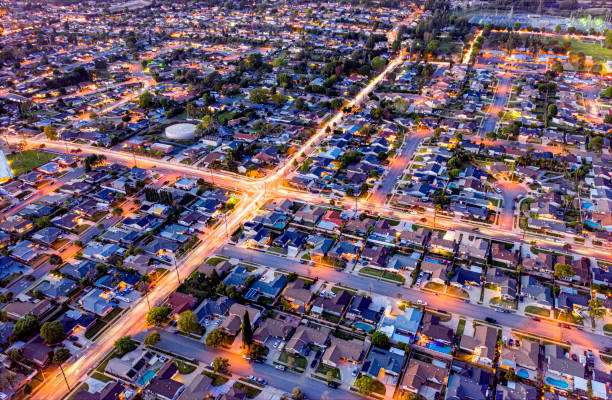 maisons la nuit dans le comté d’orange, californie - housing development development residential district aerial view photos et images de collection