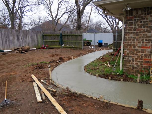 trottoir en béton en cours de construction avec cadre en bois et ciment - concrete driveway cement construction photos et images de collection