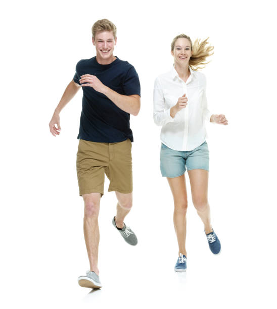 jogging mâle caucasien devant le fond blanc utilisant le short - short tall men couple photos et images de collection