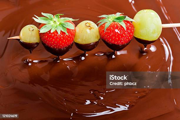 Fonduta Di Cioccolato - Fotografie stock e altre immagini di Fragola - Fragola, Spiedo, Cioccolato