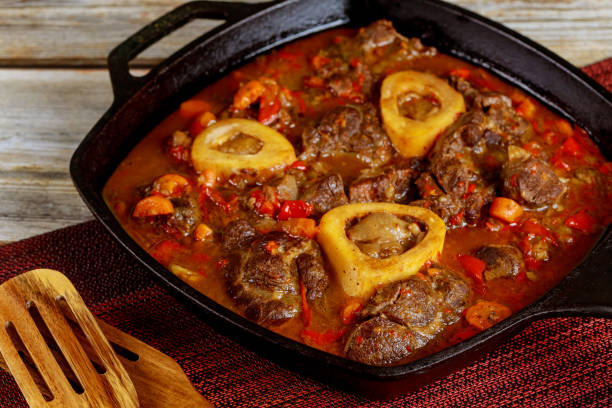 тушеная говядина из хвостовой кости, ов�ощ и бульон. - osso buco veal shank cooked стоковые фото и изображения