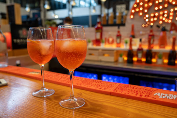 dos cócteles aperol spritz en el mostrador del bar en time out market lisbon - brand name liquid wine champagne fotografías e imágenes de stock