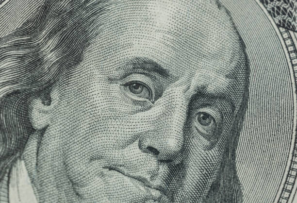 zbliżenie portretu benjamina franklina na amerykańskim 100 dolarowym banknocie - benjamin franklin history american culture portrait zdjęcia i obrazy z banku zdjęć