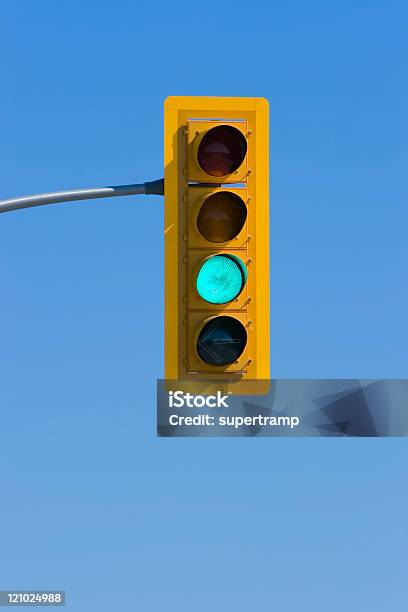 Semáforo Foto de stock y más banco de imágenes de Amarillo - Color - Amarillo - Color, Azul, Calle