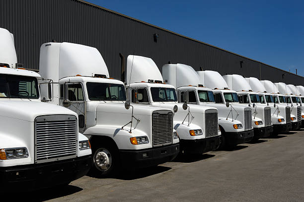 trator trailers na fila - truck parking horizontal shipping - fotografias e filmes do acervo