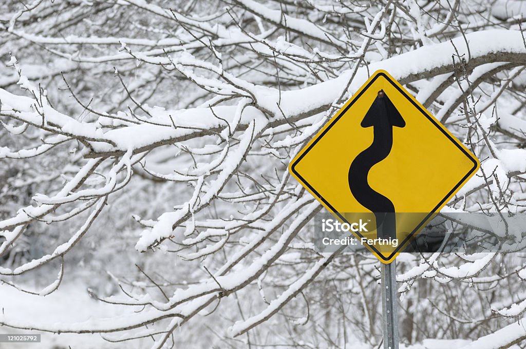 Gelbes Schild Vorsicht Biegen Sie im winter - Lizenzfrei Baum Stock-Foto