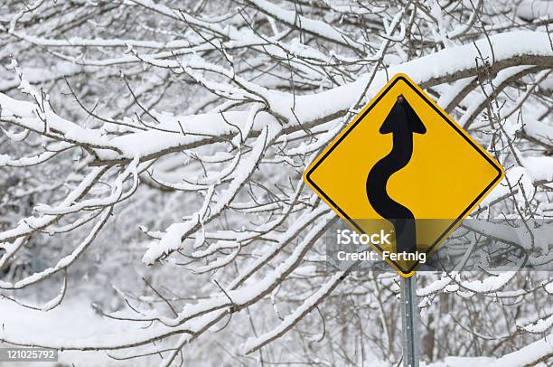 Amarillo Precaución Gire Señal En Invierno Foto de stock y más banco de imágenes de Aire libre - Aire libre, Amarillo - Color, Calle