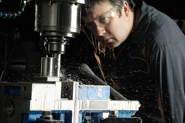 Operador De Máquinas De Moleteado Foto de stock y más banco de imágenes de Máquina CNC - Máquina CNC, Obrero metalúrgico, Fresadora - iStock Operador De Máquinas De Moleteado Foto de stock y más banco de imágenes de Máquina CNC - Máquina CNC, Obrero metalúrgico, Fresadora - iStock