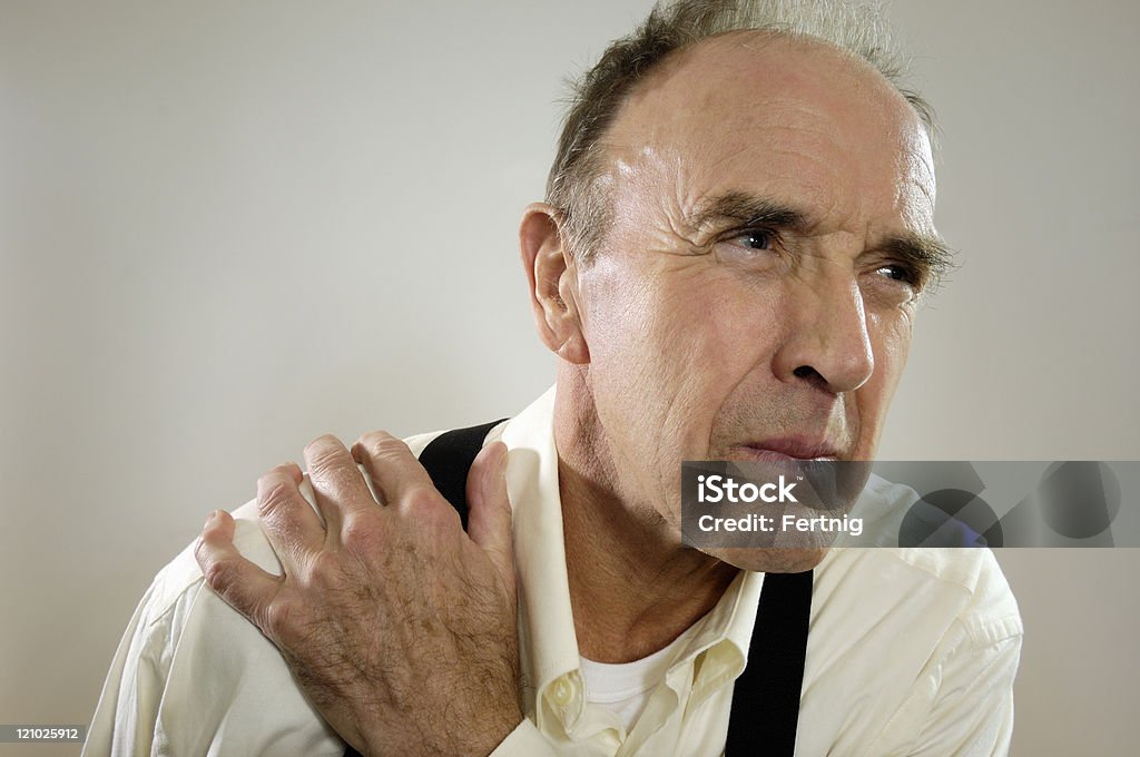 Homme mûr dans la douleur - Photo de 65-69 ans libre de droits