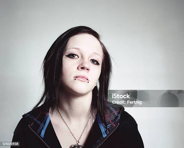 Menina Com Piercings Teenaged - Fotografias de stock e mais imagens de Adolescente - Adolescente, Punk, Meninas Adolescentes