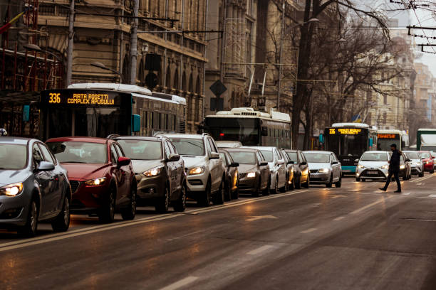 car traffic at rush hour in downtown area of the city. car pollution, traffic jam in the morning and evening in the capital city of bucharest, romania, 2020 - 5943 imagens e fotografias de stock