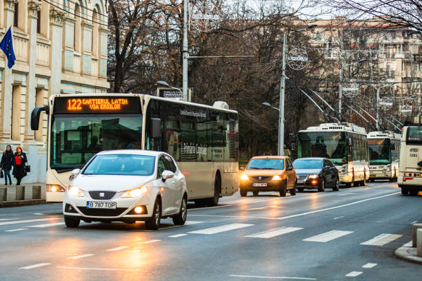 autoverkehr zur hauptverkehrszeit in der innenstadt der stadt. stau am morgen und abend in bukarest, rumänien, 2020 - 6206 stock-fotos und bilder