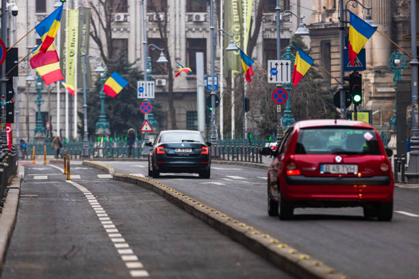 도시의 시내 지역에서 러시아워에서 자동차 트래픽. 2020년 루마니아 부쿠레슈티의 수도인 부쿠레슈티에서 자동차 오염, 아침과 저녁에 교통 체증 - 5950 뉴스 사진 이미지