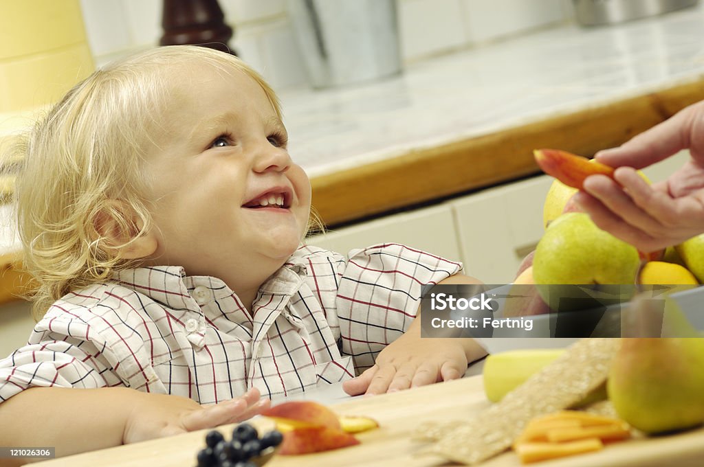 Heureux bébé avec des mets équilibrés - Photo de Aliment libre de droits