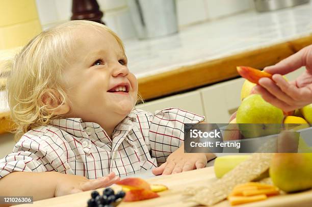 Foto de Felizes Crianças Com Alimentos Saudáveis e mais fotos de stock de Alimentação Saudável - Alimentação Saudável, Bebê, Cabelo Louro