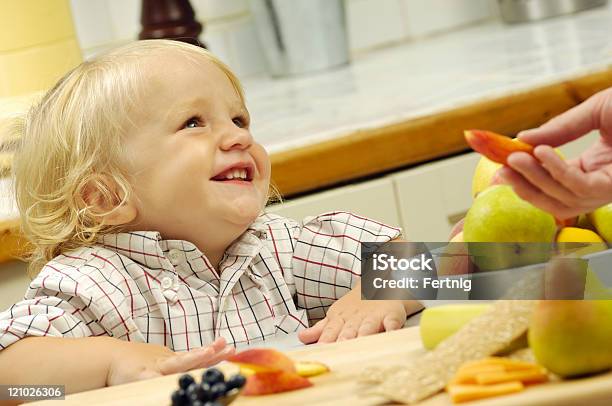Счастливый Малыш С Здорового Питания — стоковые фотографии и другие картинки Вегетарианское питание - Вегетарианское питание, Весёлый, Горизонтальный