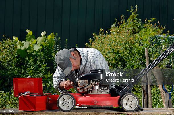 Człowiek Pracy Na Lawnmower - zdjęcia stockowe i więcej obrazów Kosiarka do trawy - Kosiarka do trawy, Naprawiać, Jedna osoba