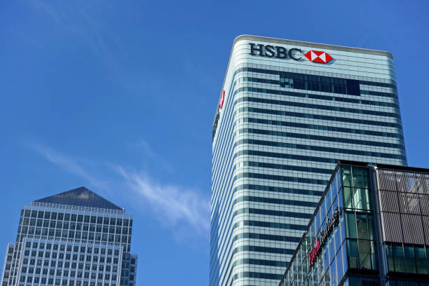 die sonne scheint auf die weltweite zentrale der hsbc holdings plc am 8 canada square, canary wharf. es ist die sie7. größte bank weltweit und wurde 1865 gegründet - hsbc stock-fotos und bilder