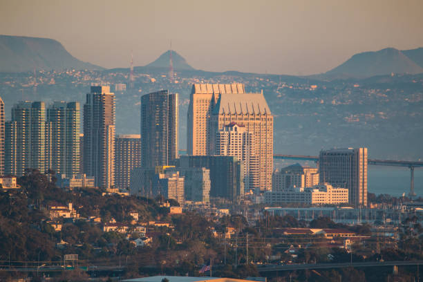 ダウンタウン サンディエゴ - coronado bay bridge san diego california skyline california ストックフォトと画像