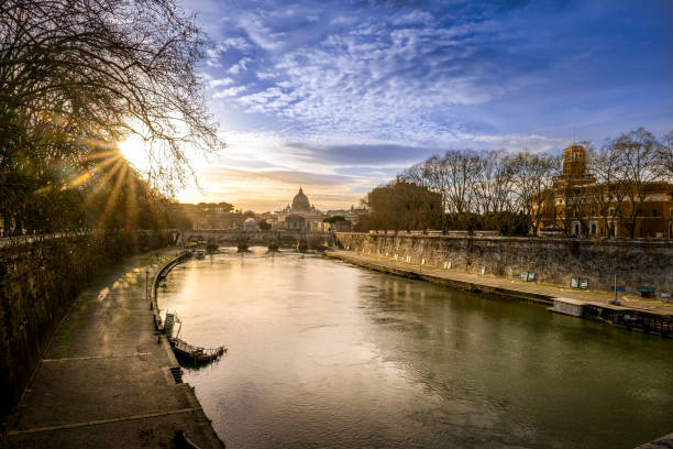 una bellissima scena di tramonto lungo le rive del fiume tevere nel cuore storico di roma - rome italy skyline castel santangelo foto e immagini stock