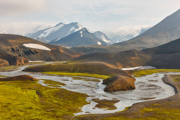 dolina porsmork i rzeka z zaśnieżonym wulkanicznym krajobrazem. islandia - tongue mountain zdjęcia i obrazy z banku zdjęć