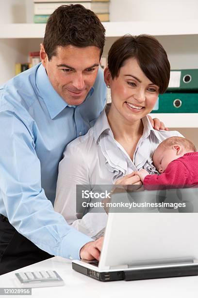 Родители С Новорожденный Ребенок Рабочих Из Дома Используя Ноутбук — стоковые фотографии и другие картинки Мать