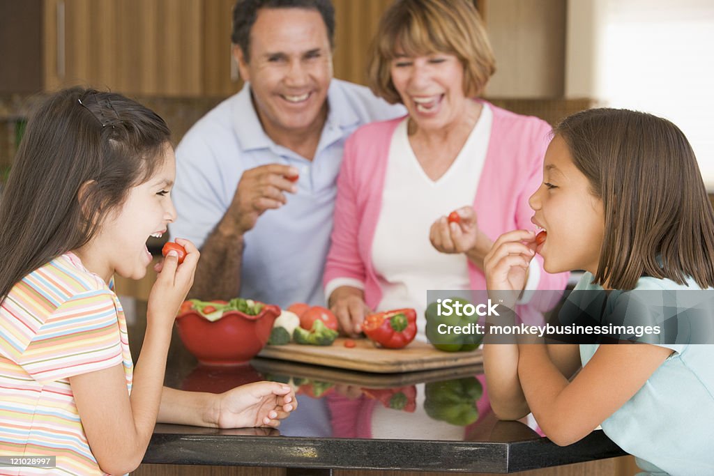 Famiglia preparazione pasto insieme - Foto stock royalty-free di Cucinare