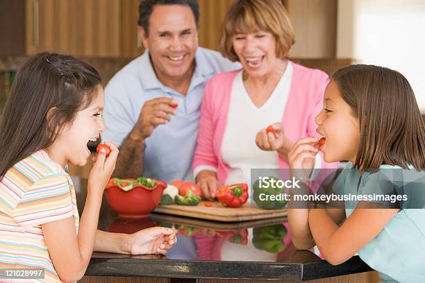 Famiglia Preparazione Pasto Insieme - Fotografie stock e altre immagini di Cucinare - Cucinare, Etnia latino-americana, Famiglia