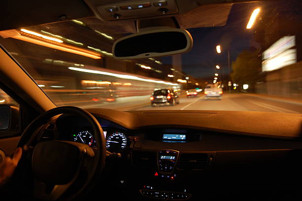 Passeio noturno com carro em movimento - foto de acervo