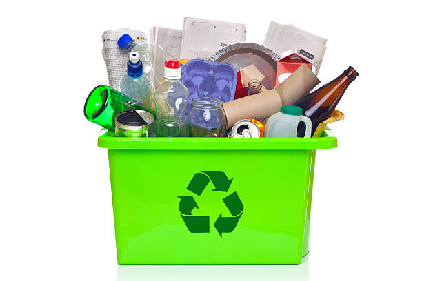 grüne recycling-abfalleimer, isoliert auf weiss - recycling newspaper paper bottle stock-fotos und bilder