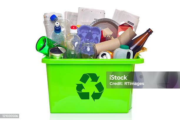 Grüne Recyclingabfalleimer Isoliert Auf Weiss Stockfoto und mehr Bilder von Recyclingbehälter - Recyclingbehälter, Recycling, Weißer Hintergrund