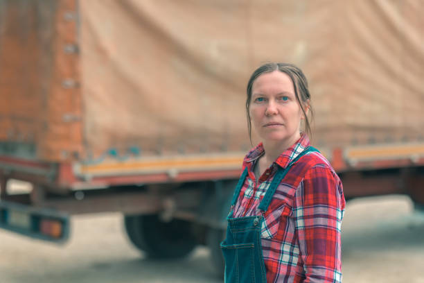 agricultora do sexo feminino e caminhão de fazenda de serviço médio - semi truck driver pride white - fotografias e filmes do acervo