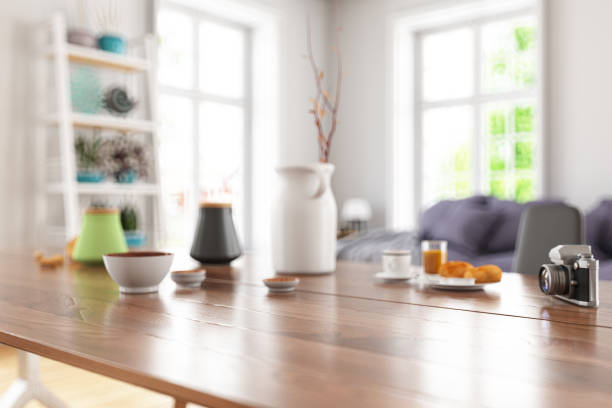 モダンなリビングルームのインテリアのぼかしと木製のテーブルトップ - 食卓 ストックフォトと画像