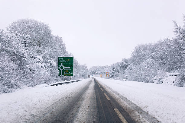 a31 cubierto de nieve - road ice danger winter fotografías e imágenes de stock