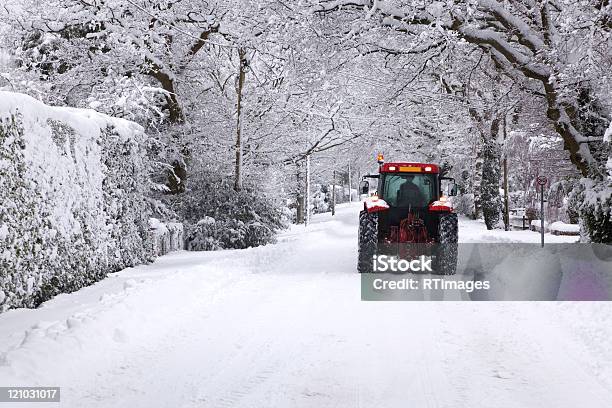 Foto de Caminhão Dirigindo Pela Estrada Coberta De Neve e mais fotos de stock de Trator - Trator, Neve, Inverno