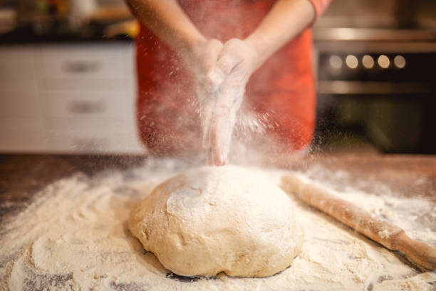 donna che prepara l'impasto per il pane - bread kneading making human hand foto e immagini stock