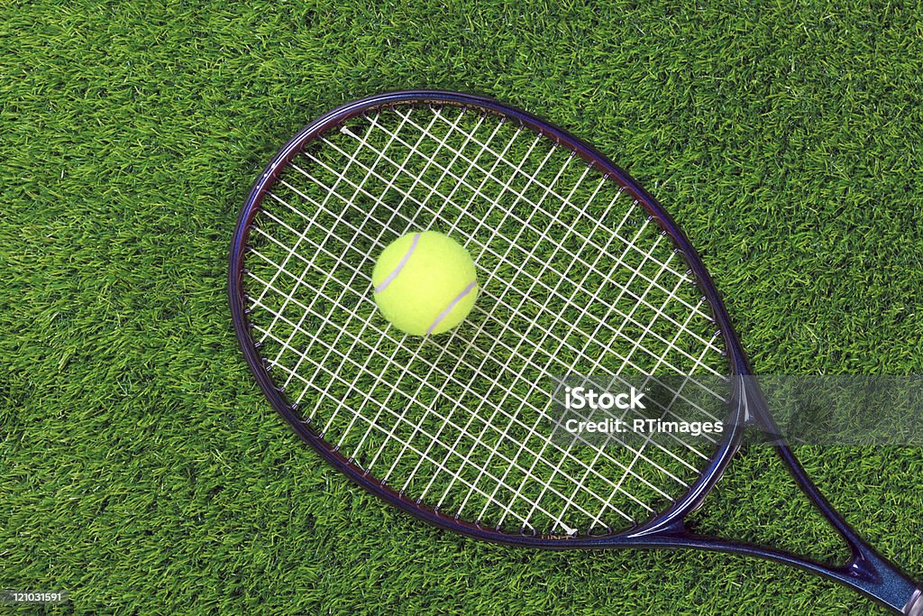 raquet y pelotas de tenis sobre hierba - Foto de stock de Hierba - Pasto libre de derechos