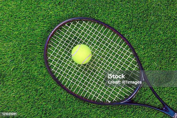 테니트 Raquet 및 솜뭉치로 잔디 풀-벼과에 대한 스톡 사진 및 기타 이미지 - 풀-벼과, 테니스공, 테니스 라켓