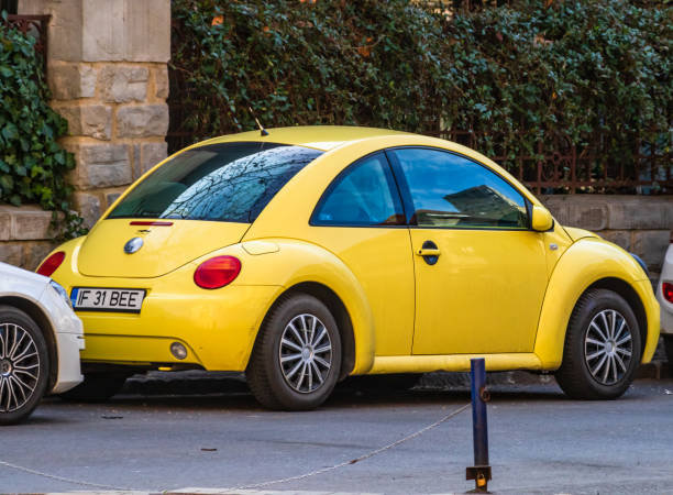  El nuevo escarabajo amarillo de Volkswagen estacionado en las calles de Bucarest Rumania Imagen disponible